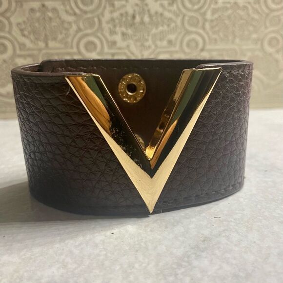 V-Vegan Leather Cuff Bracelet - Picture 2 of 5